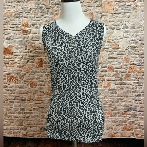 NWT Lot of 3 Sleeveless Tank Tops XS - Picture 5 of 9